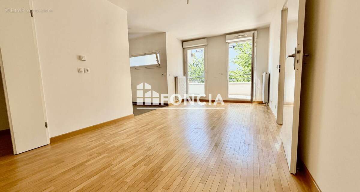Appartement 2 pièces rénové avec terrasse de 19 m² et parking en sous-sol, dans une résidence sécurisée à 5 min du Tram 13 et pr - photo 2