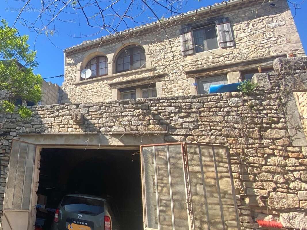 ISSIRAC (30) - L'authenticité du Gard provençal : maison en pierre, garage, dépendances et cour plein sud - photo 3