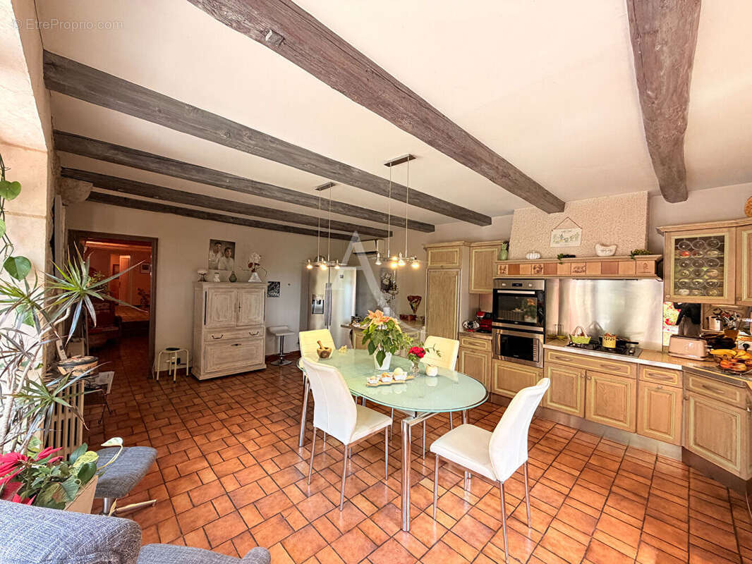 Maison  en pierre de194 m2 et granges - photo 10