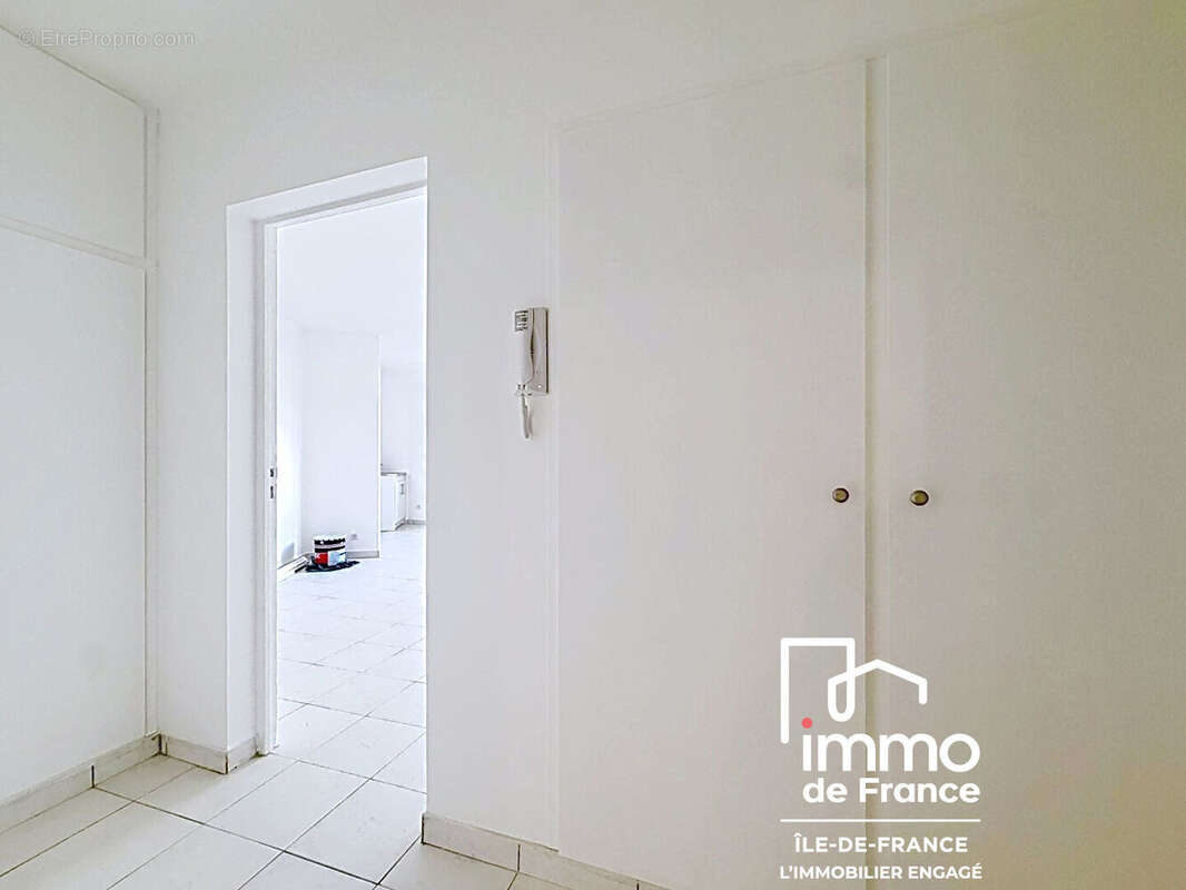 Le Bourget Centre Studio rénové, dernier étage avec balcon 29.93 m2 - photo 2