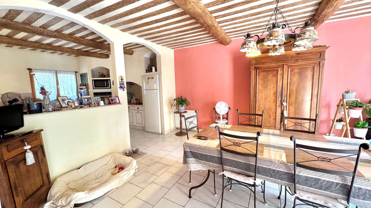 Mas avec piscine et dependances sur 1133 m² de jardin clos et arboré. - photo 4