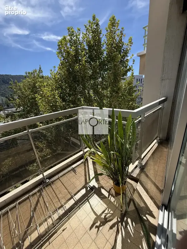 T2 traversant avec vue dégagée   Avenue de Chambéry  / école VAUGELAS - photo 4