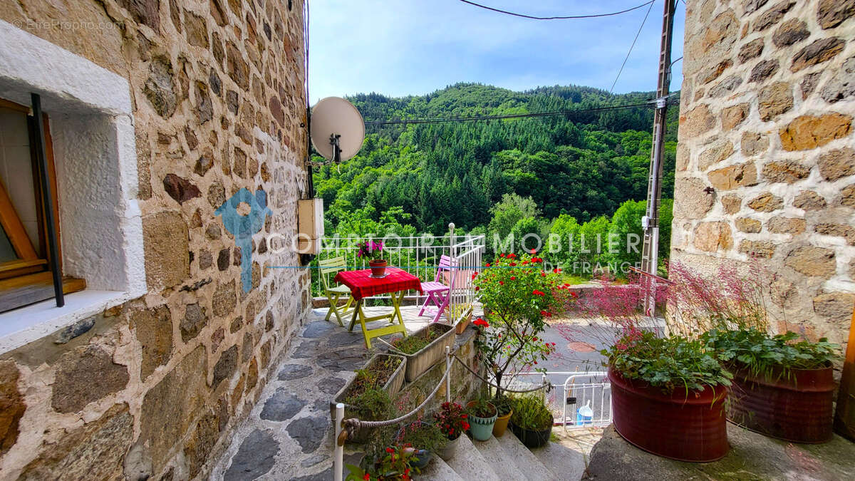 Ardèche (07) A vendre Le Chambon - Appartement T3bis dans maison de Village très propre, garage, plus annexe - photo 5