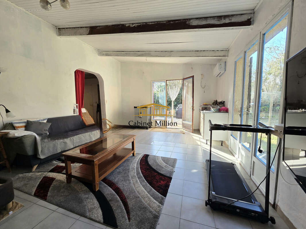 Maison à VIC-LA-GARDIOLE