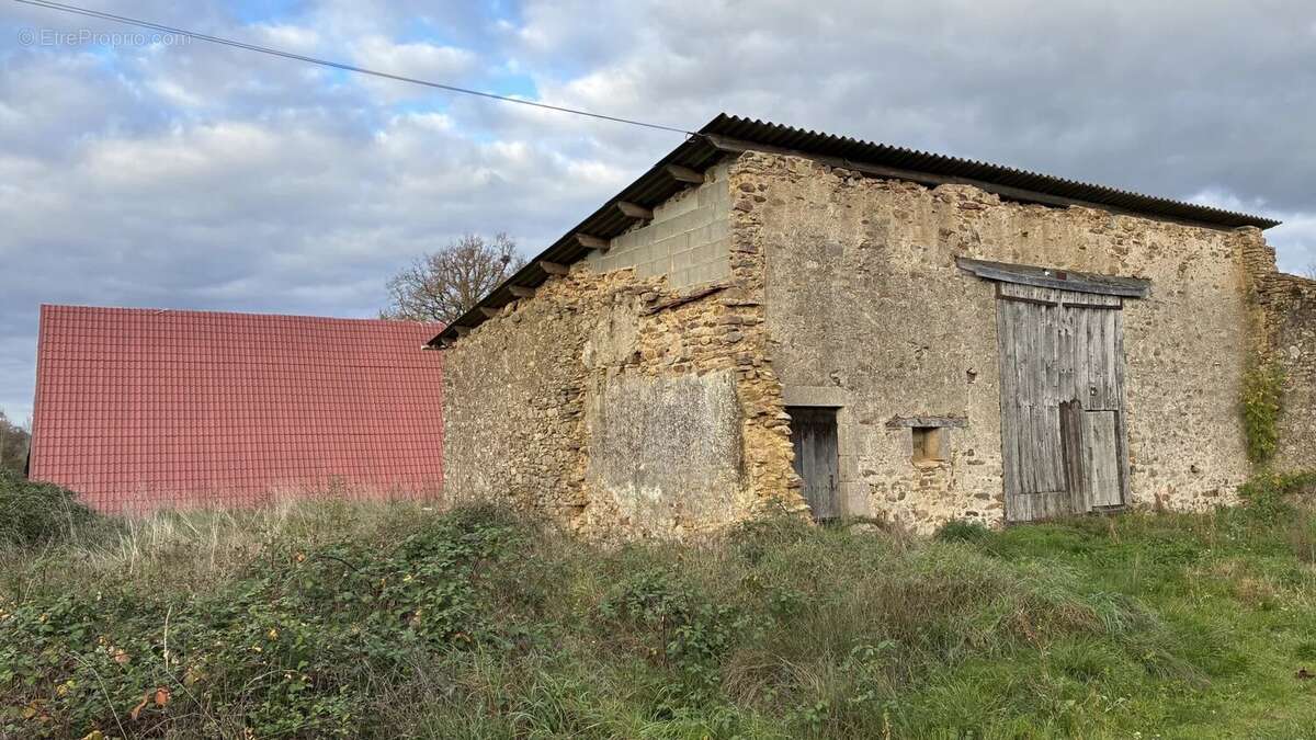 Maison à LUSSAC-LES-EGLISES