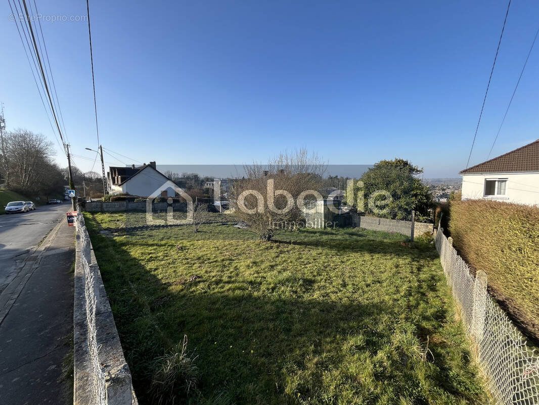 Terrain à VILLEDIEU-LES-POELES