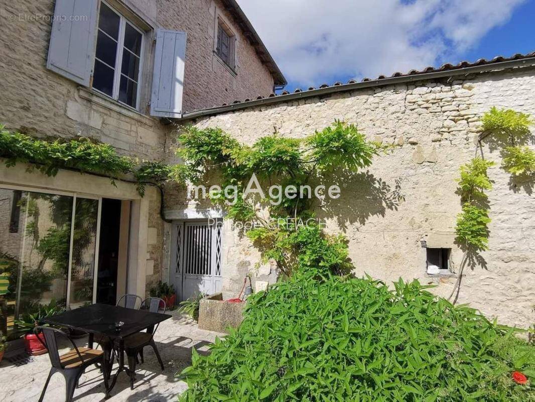 Maison à SAINT-JEAN-D'ANGELY