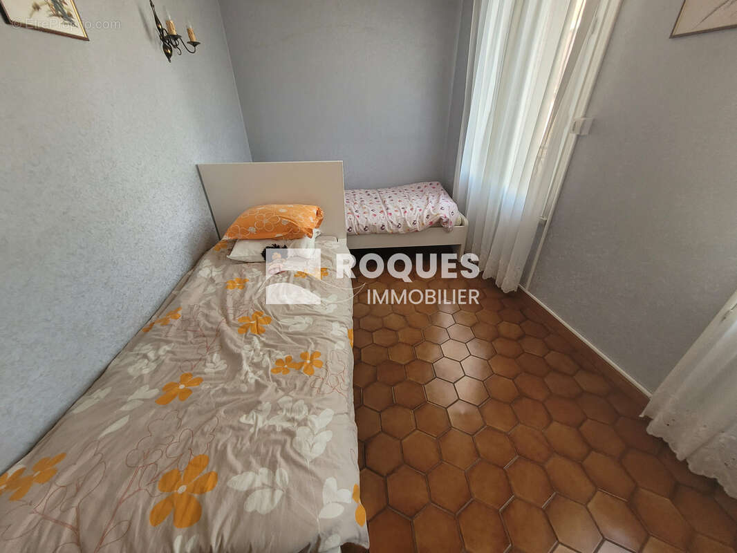 Au POUJOL SUR ORB , maison de village environ 150 m2 habitable divisé en 2 appartements, grand garage, et une - photo 10