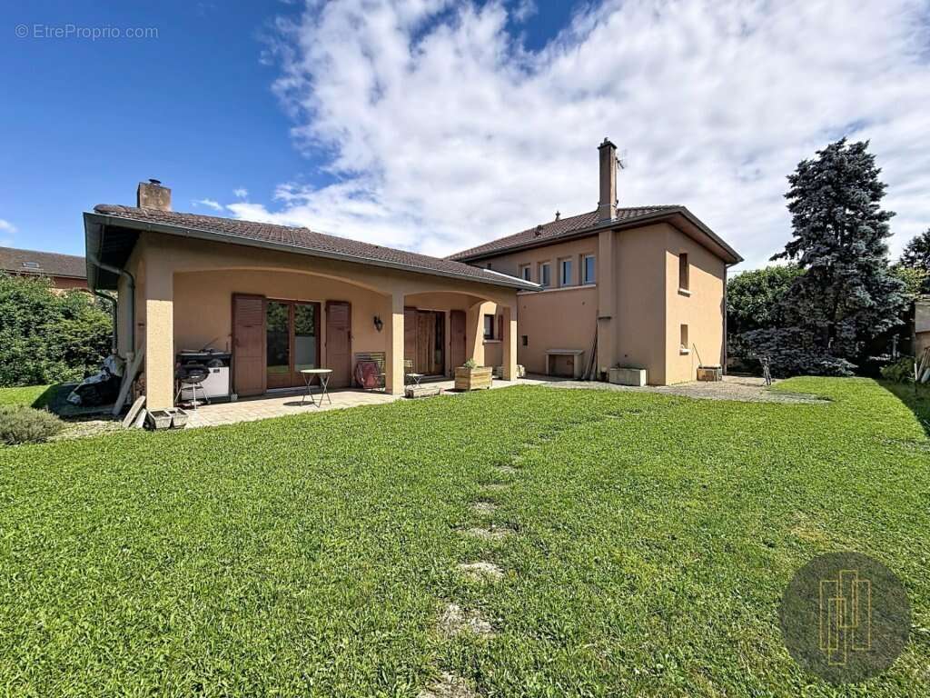 Villefranche Centre - Maison de 140 m² avec 4 chambres, grand séjour, garage dépendances et jardin 1 112 m² - photo 3