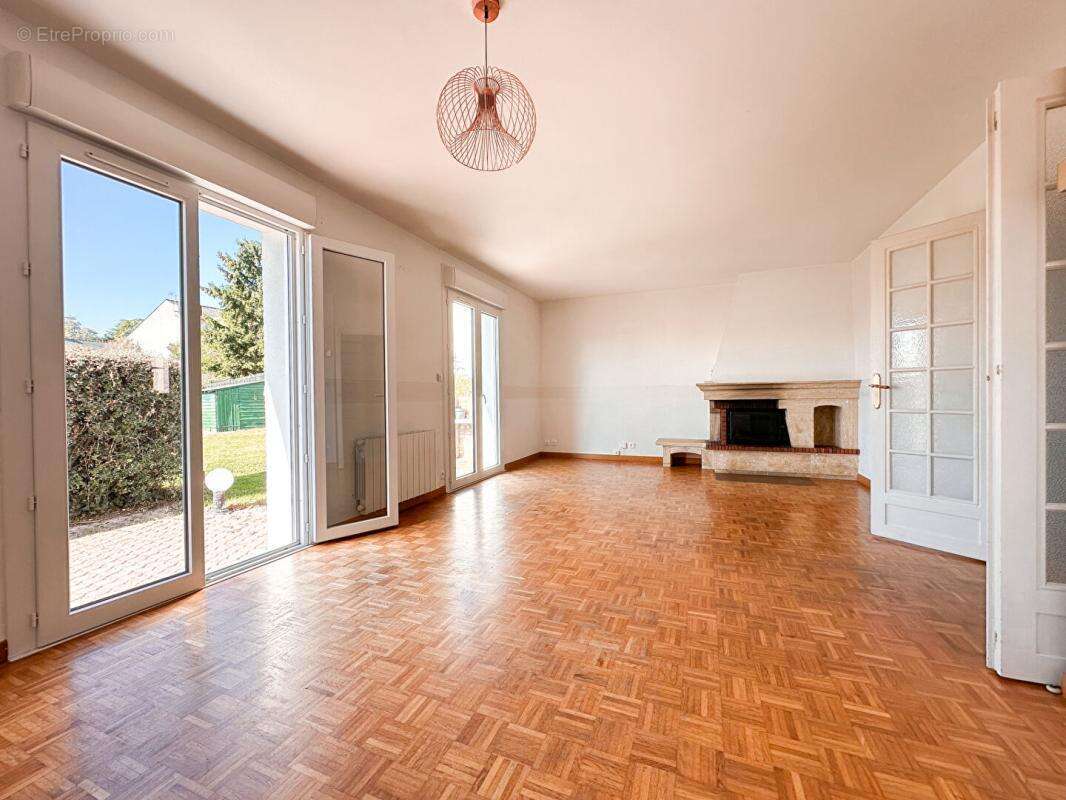 Maison à SAINT-ETIENNE-DE-MONTLUC