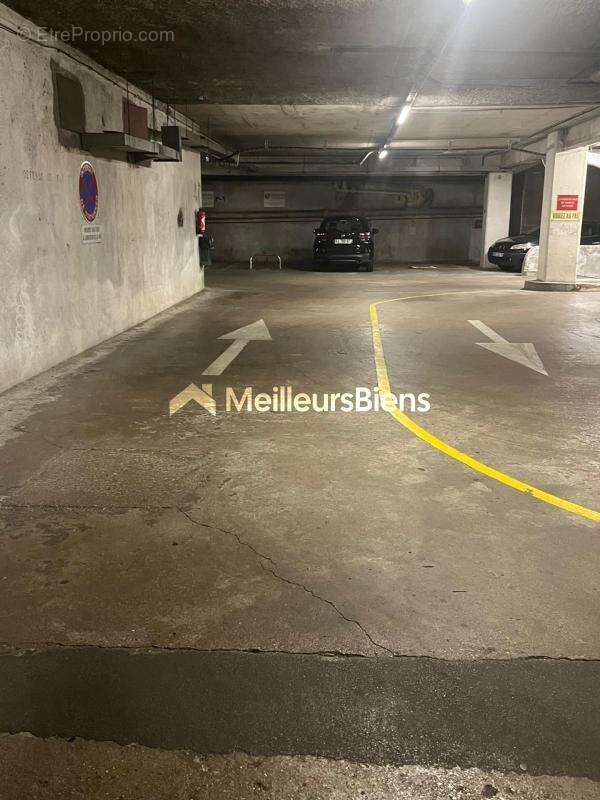 Parking à PARIS-8E