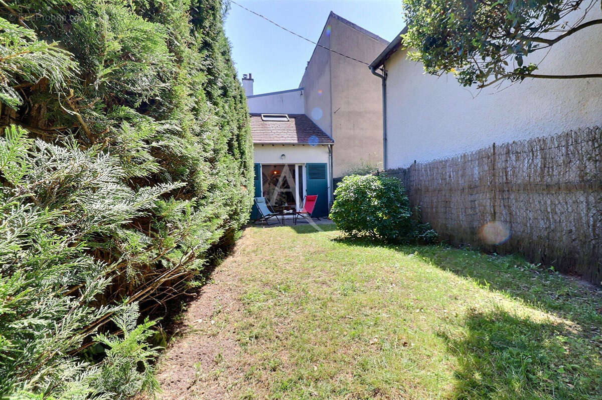 Beaucoup de cachet pour cette belle maison à Maisons Laffitte 4 pièce(s) 80 m2, 3 chambres, jardin, cave, parking ! - photo 16