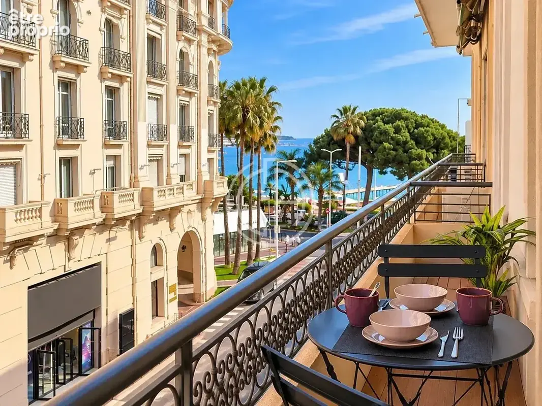 Superbe 2 pièces avec vue mer en plein centre Cannes - photo 1