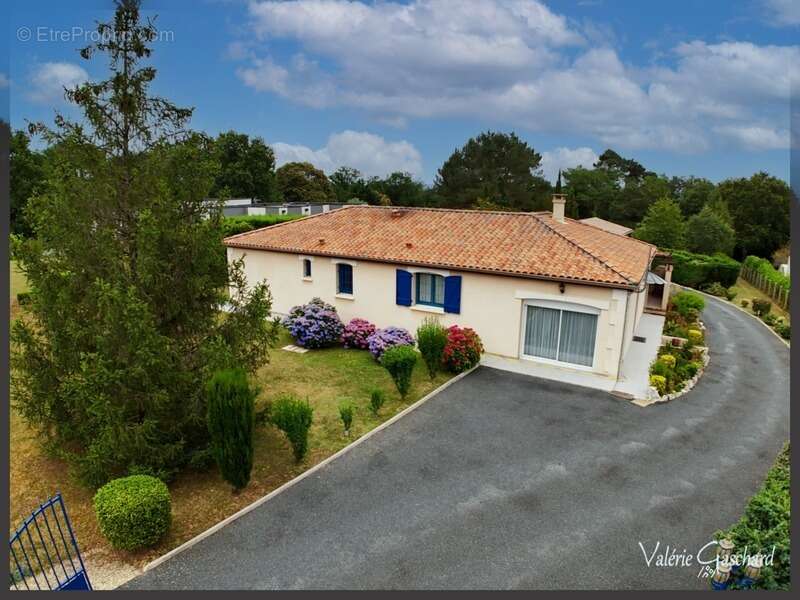 MONTPON-MÉNESTEROL - Maison de plain pied de 3 chambres, double garage et jardin de 3700 m² - photo 2