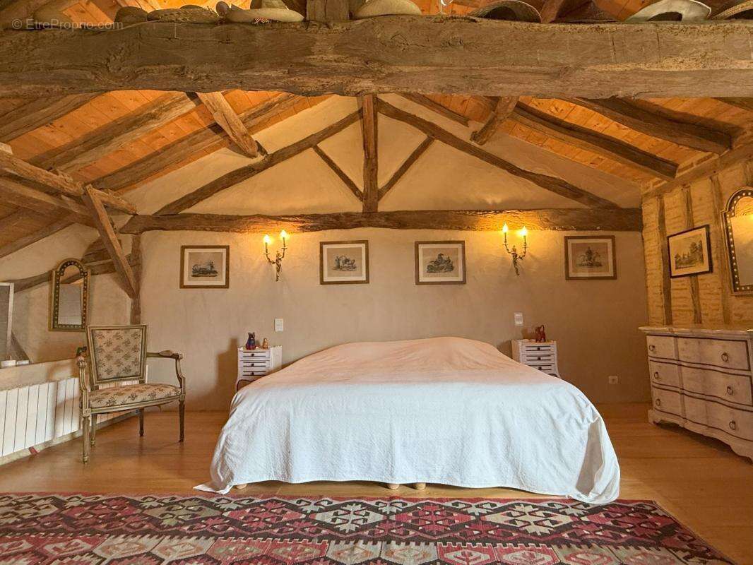 Maison à VIC-FEZENSAC