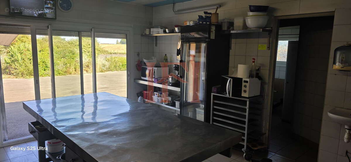 Mûrs commerciaux et fonds de commerce, avec son appartement - axe routier tours/chartres - photo 13