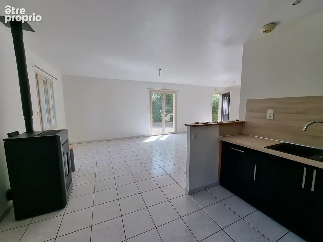 Maison de plain pied à Bourgbarré, 3ch,  sur 1440m2 en centre bourg . - photo 4