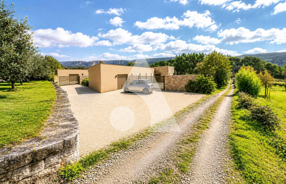 Terrain à vendre à Oppède ? 983 m² avec permis de construire purgé de tout recours - photo 2