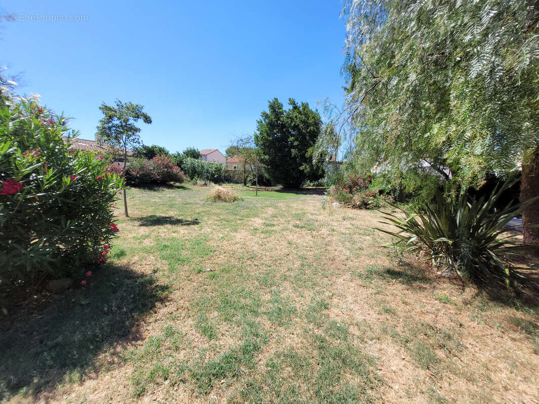 Coursan Terrain constructible de 700 m2 environ, vendu viabilisé, idéalement situé dans un quartier calme et r - photo 2