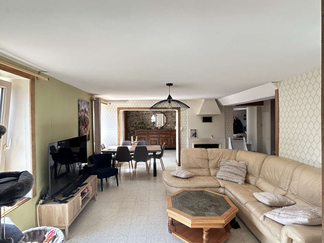 Une maison en pierres et tuiles de pays d'environ 160m2 comprenant: -Au rez-de-chaussée: cuisine aménagé avec - photo 5