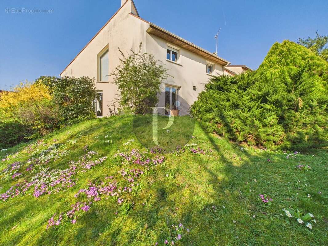 Maison à VERRIERES-LE-BUISSON