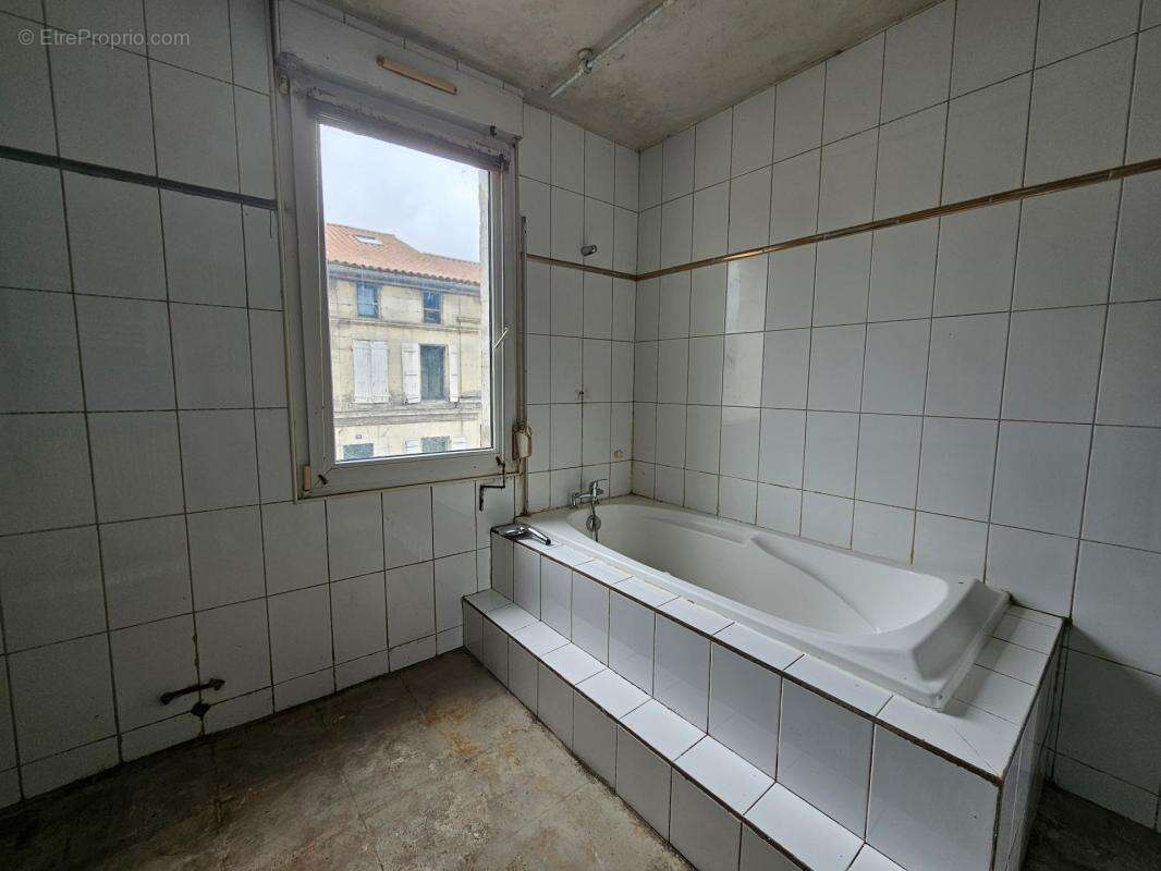 Maison de 100 m² avec 50 m² de comble ammenagable et grange de 26 m² le gond pontouvre (16) - photo 10