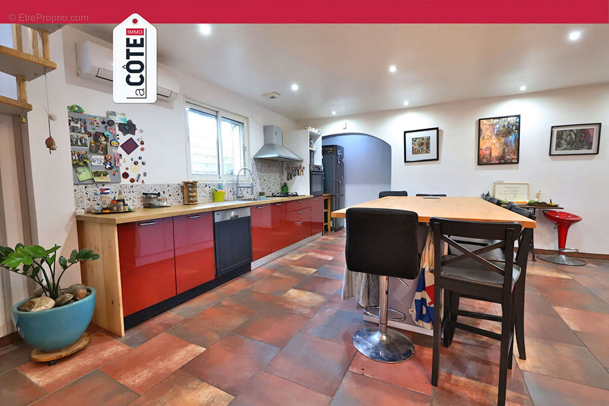 Maison à SAINT-MITRE-LES-REMPARTS