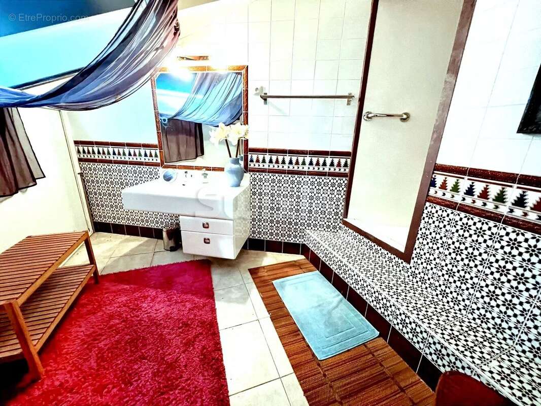 Maison à VESTRIC-ET-CANDIAC