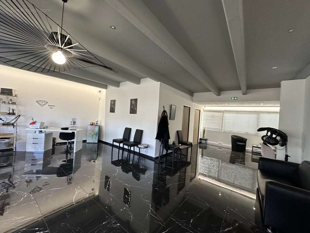 Commerce à LA GAUDE