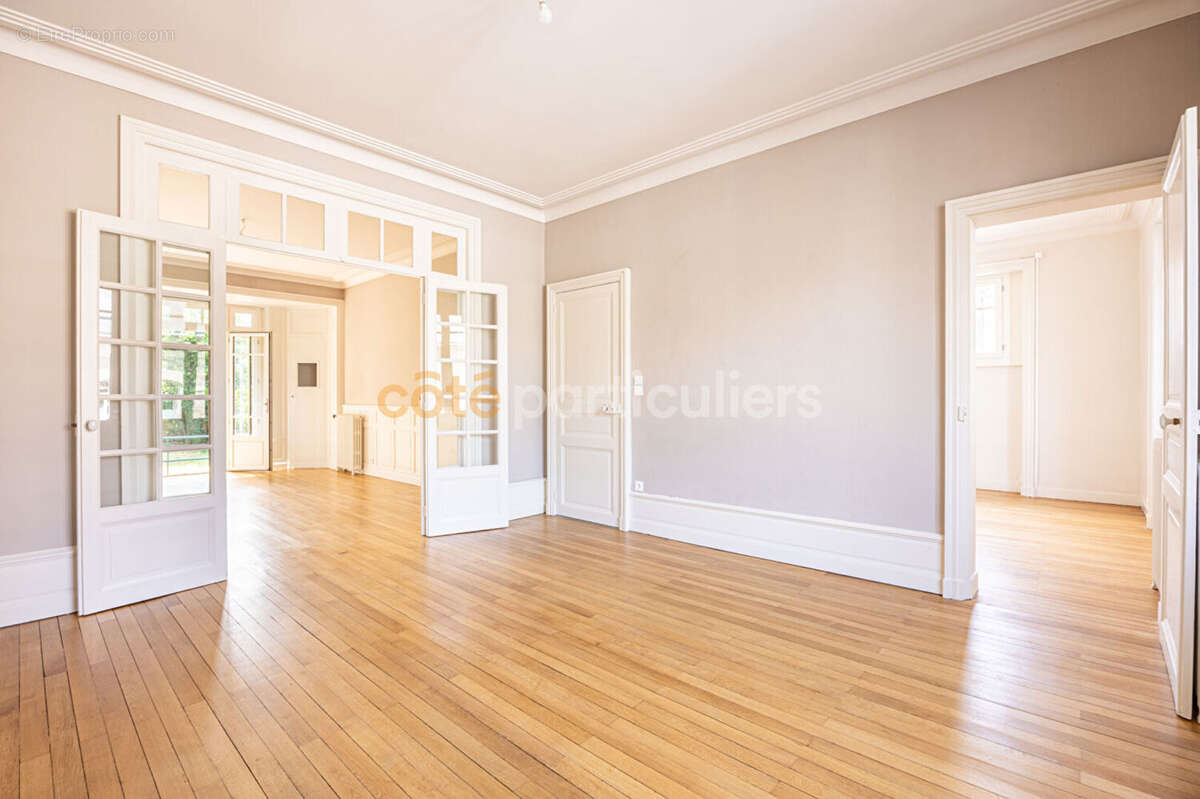 Nantes -- monselet -- maison bourgeoise de 1930 -- surface 300m2 -- garage -- jardin - photo 2