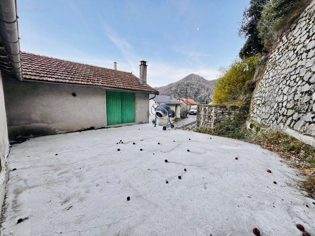 Maison à PIED-DE-BORNE