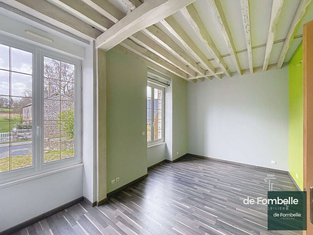 Maison à SAINTE-MARGUERITE-DE-CARROUGES