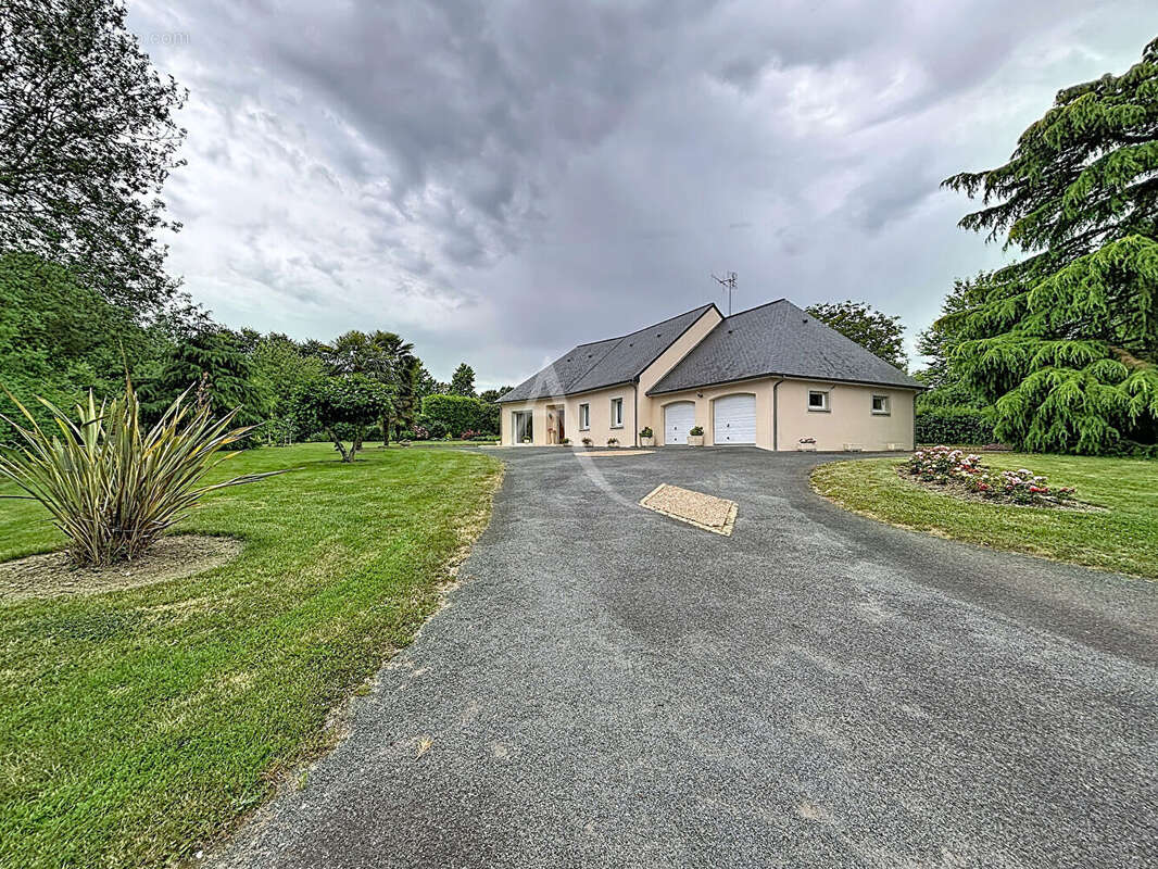 Maison à QUELAINES-SAINT-GAULT