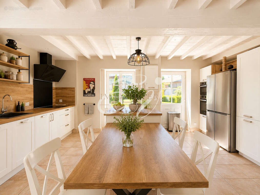 Maison d'exception de 219 m2, deux garages et piscine - photo 8