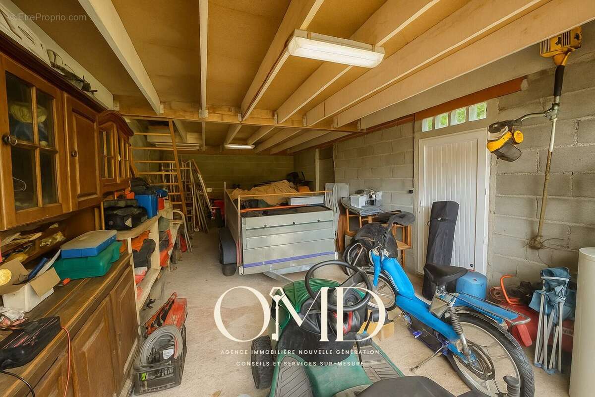 Garage RDC - Maison à SAINT-JULIEN-SUR-GARONNE