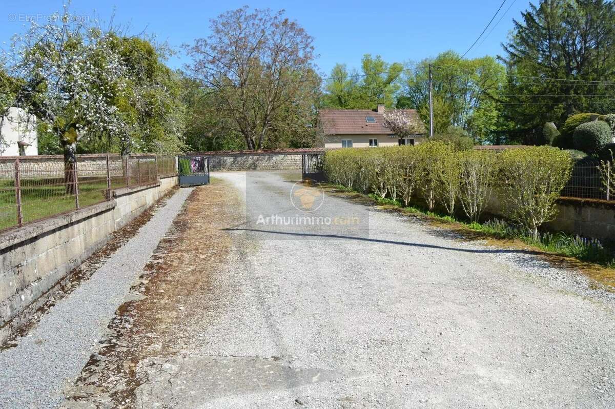Maison à VILLEGUSIEN-LE-LAC