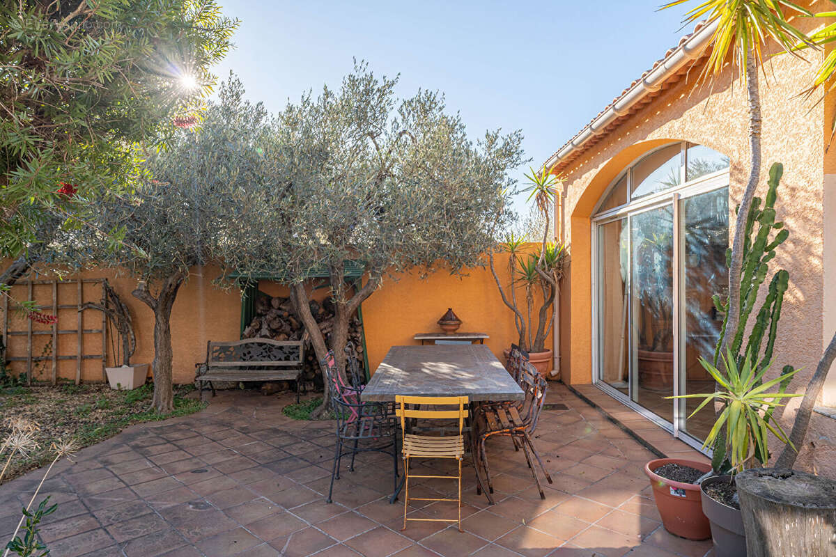 A VENDRE - Maison de plain pieds Coeur de Village T6 - Sausset-les-Pins avec garage - photo 7