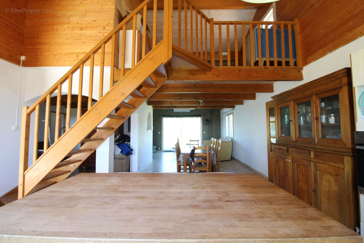 Maison à SAINT-VICTOR-ET-MELVIEU