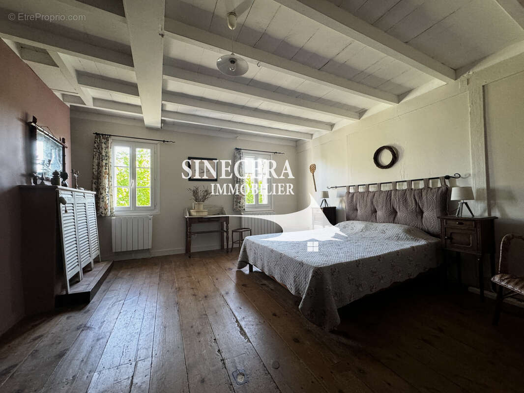 Commerce à LA ROCHE-CHALAIS