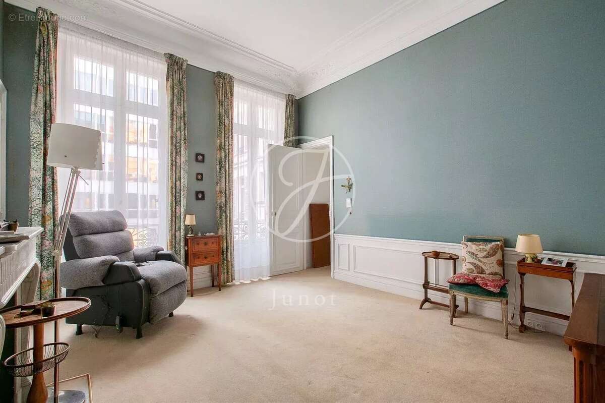 Appartement à PARIS-16E