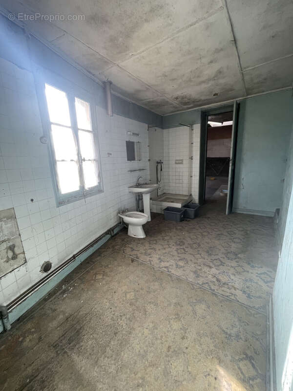 Vaste maison en pierre 300 m2 environ à rénover centre bourg - photo 9