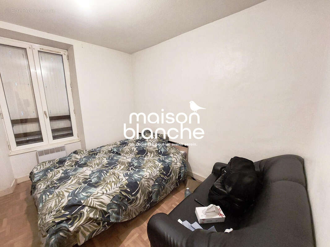 Chambre 1er étage droite - Appartement à PARTHENAY