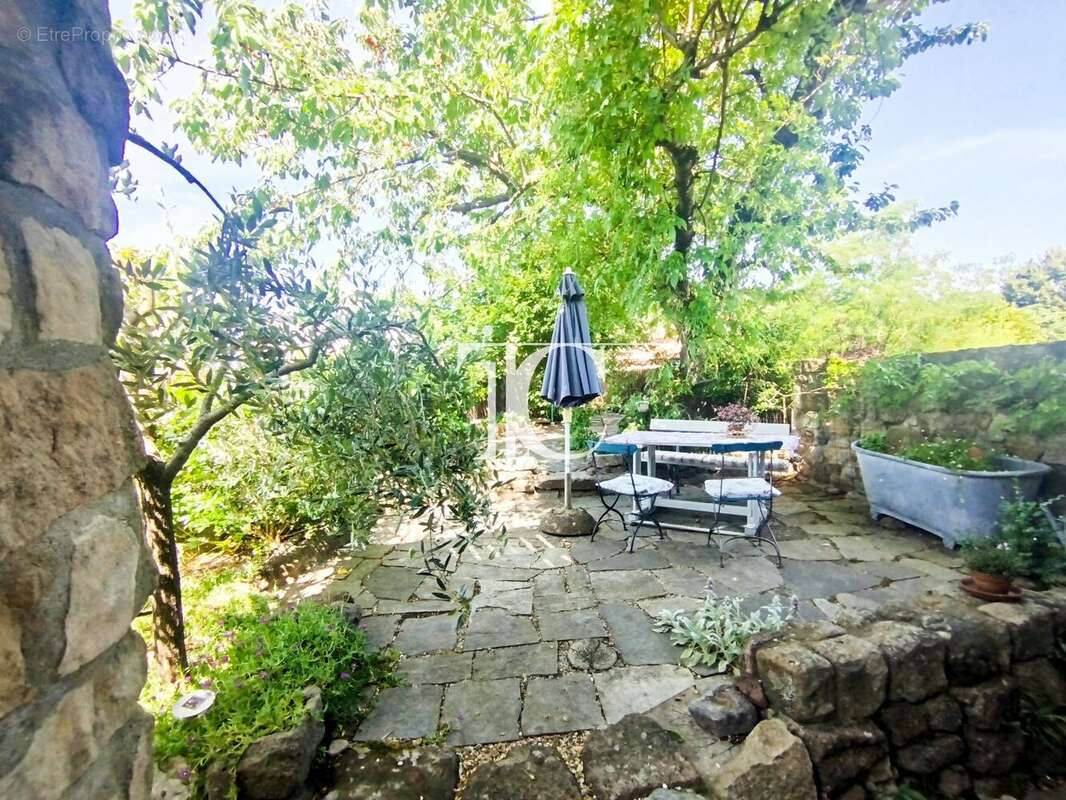 Exclusivité  authentique maison de hameau en pierre avec deux jardins attenants * car port * 10 minuters des commodites * - photo 3
