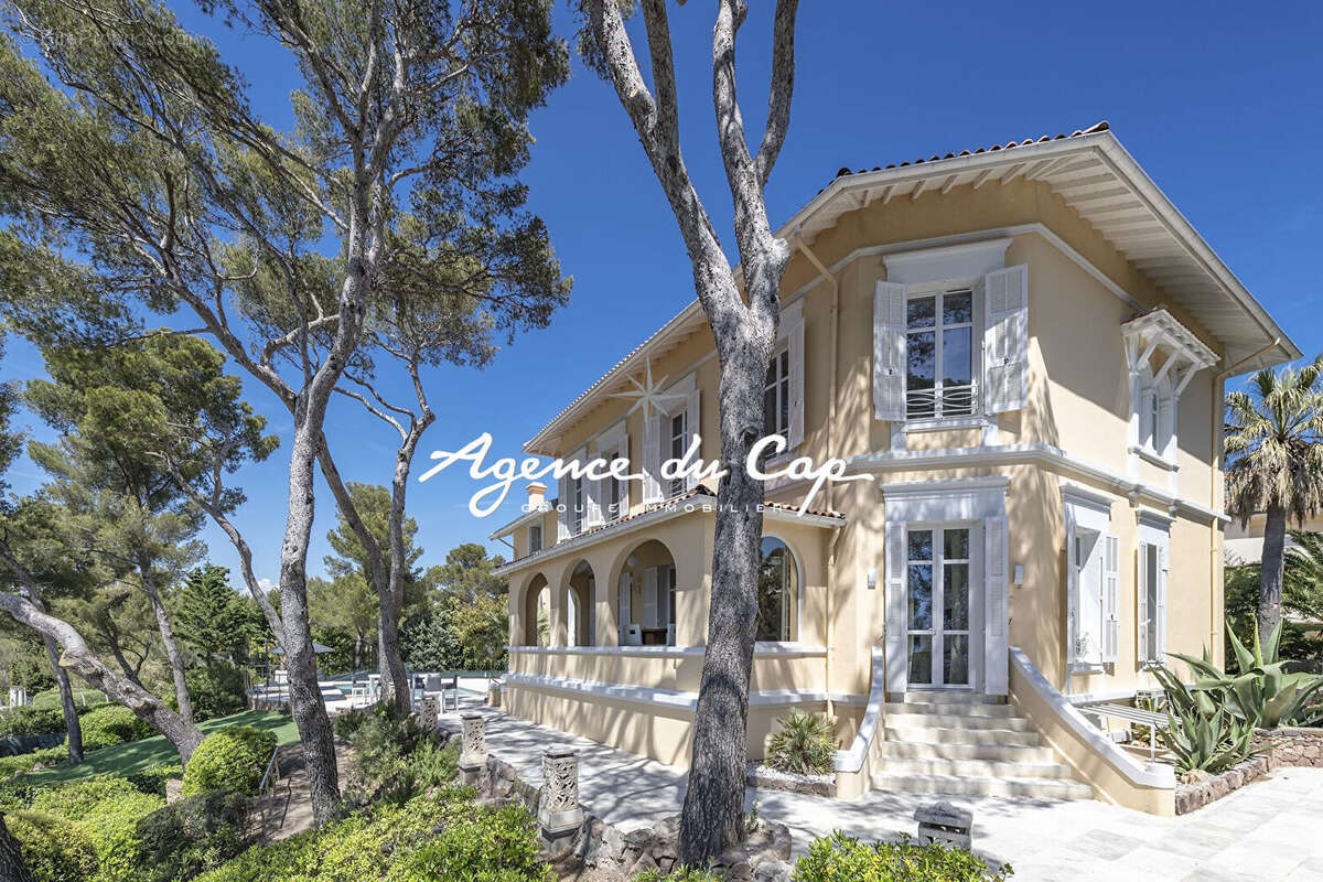 Villa de caractere sur le port santa lucia vue mer tout a pied avec piscine a saint raphael - photo 8