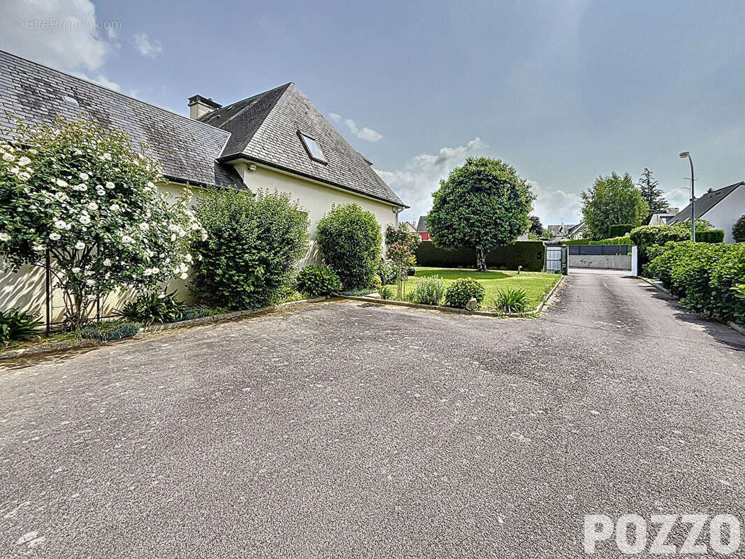 A Vendre - Élégante maison bourgeoise de 180 m² en plein coeur de Saint-Hilaire-du-Harcouët - photo 17