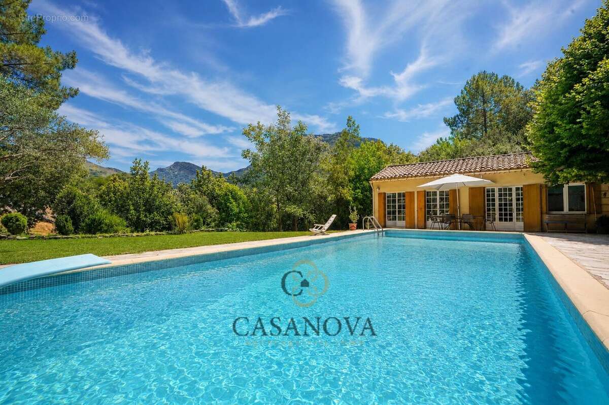 Propriété avec piscine intérieure et extérieure avec terrain de 5 300 m² à Sumène - photo 23
