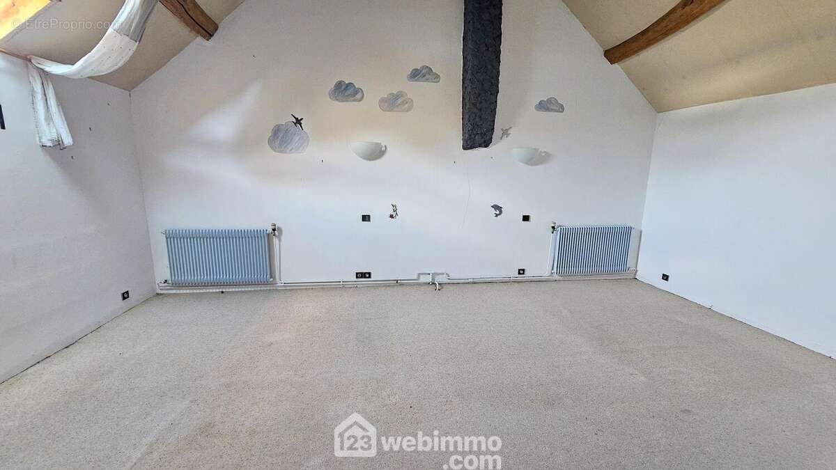 Une seconde chambre de 20 m² très lumineuse et spacieuse.