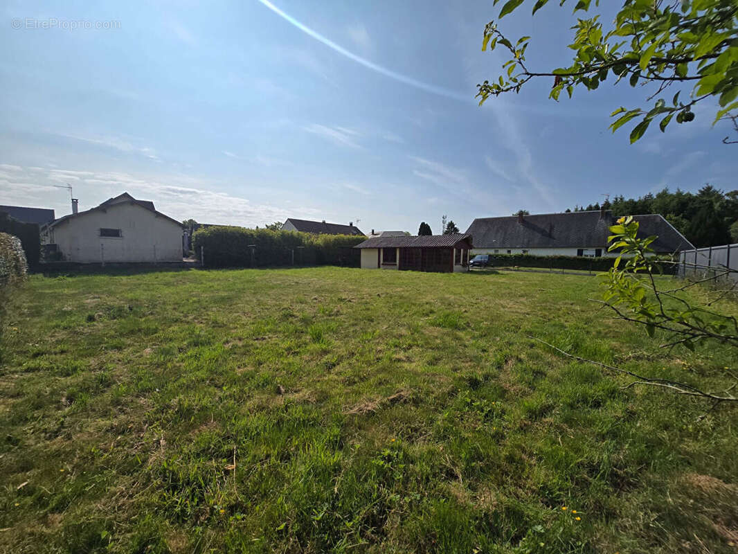 Terrain à FONTAINE-LE-BOURG