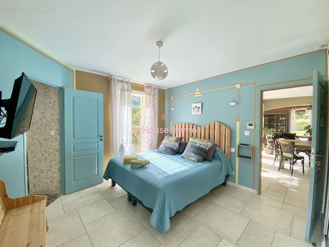 Maison à VINS-SUR-CARAMY