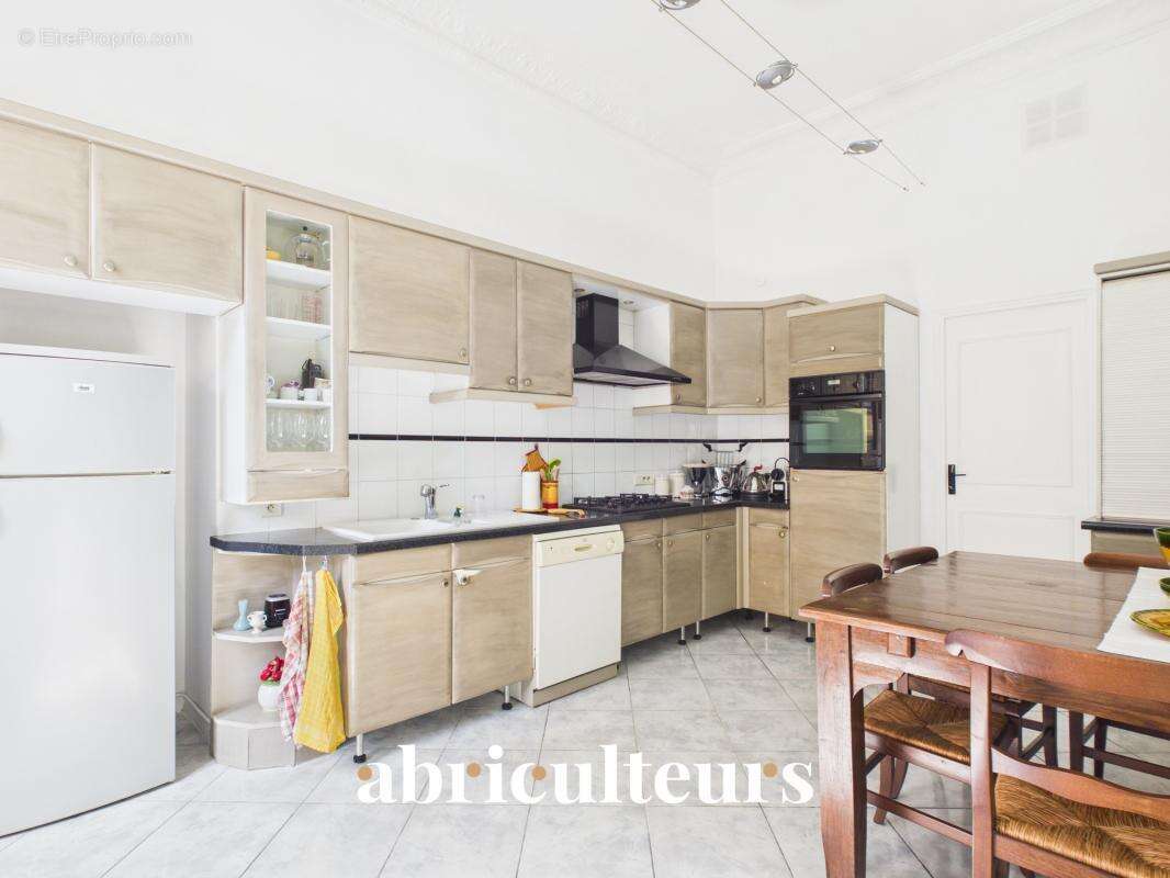 Superbe appartement traversant rénové de 136,81 m² – Trois balcons – Garage – À 30 mètres du Port de Nice - photo 8